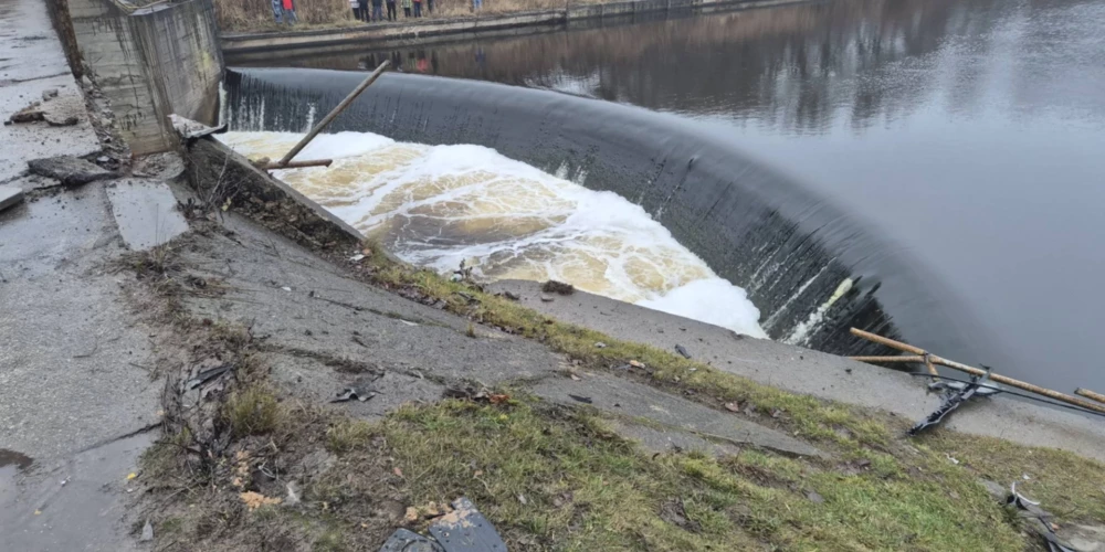 Автомобиль с молодыми людьми снес заграждение и упал в реку.