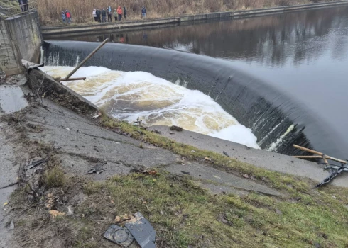 Автомобиль с молодыми людьми снес заграждение и упал в реку.