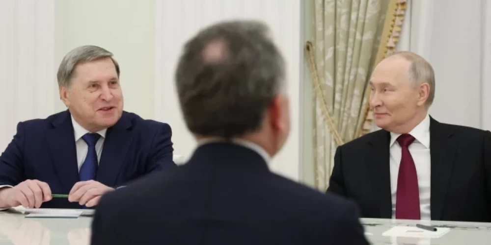 Trīspusējas sarunas starp Krieviju, ASV un Ukrainu pašlaik netiek plānotas, norāda Kremlis.