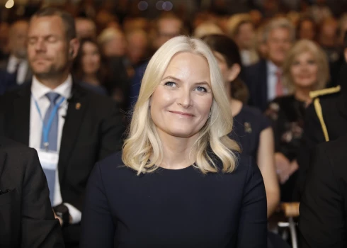 Kroņprincese jau kopš 2018. gada slimo ar hronisku plaušu fibrozi – slimību, kuras laikā plaušās uzkrājas rētaudi, apgrūtinot elpošanu. 