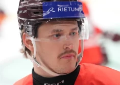 Ansons īsteno rezultatīvu piespēli zaudētā AHL mačā