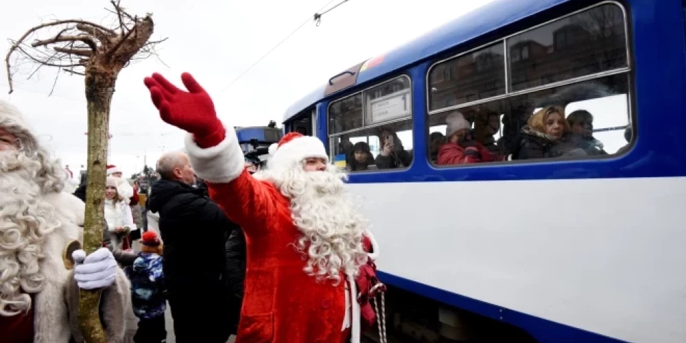Ziemassvētku brīvdienās, no 24. decembra līdz 26. decembrim, Rīgas sabiedriskais transports kursēs pēc brīvdienu grafika.
