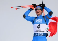 Itālijas biatlonists Džakomels triumfē Pasaules kausa biatlonā posmā distancē ar kopēju startu