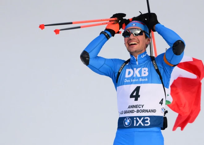 Itālijas biatlonists Džakomels triumfē Pasaules kausa biatlonā posmā distancē ar kopēju startu