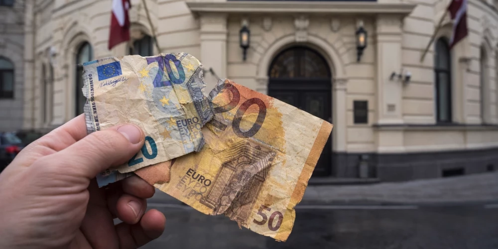 В Латвии изменился порядок обмена поврежденных банкнот.