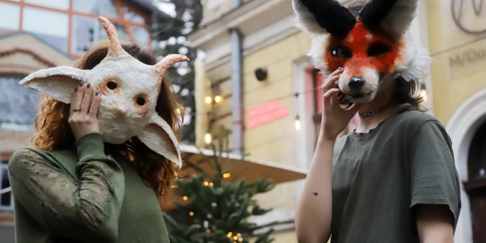 Budēļu masku darbnīca tekstilmākslinieces Emmas Sofijas vadībā.