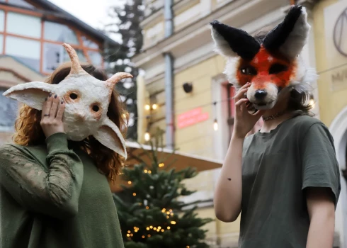 Budēļu masku darbnīca tekstilmākslinieces Emmas Sofijas vadībā.