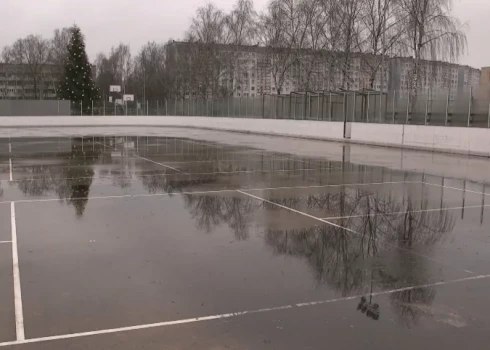 Почему каток у 84-й школы не работает?