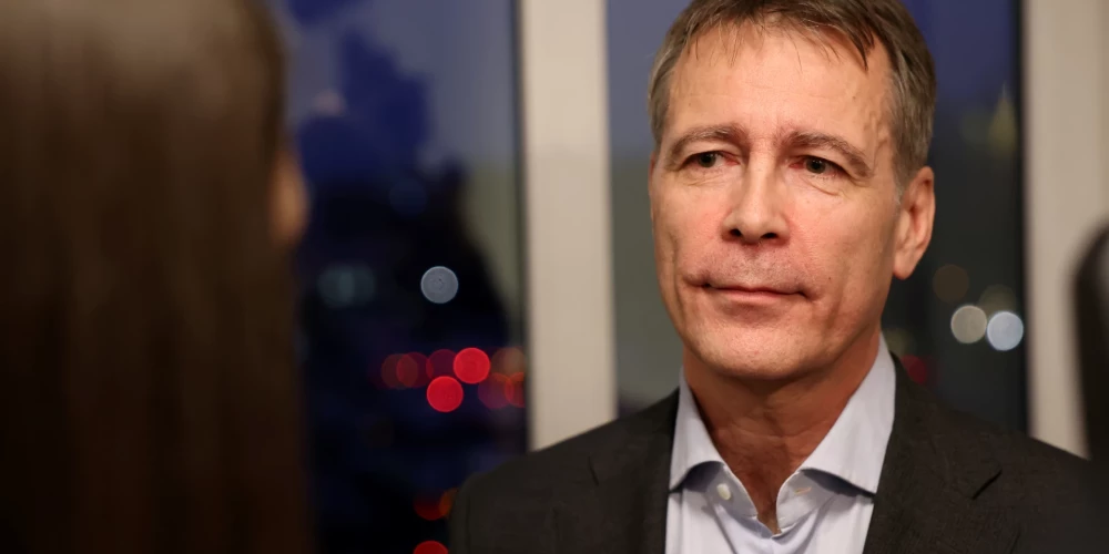 Apsūdzētais VAS "Latvijas dzelzceļš" bijušais valdes priekšsēdētājs Uģis Magonis atbild uz žurnālistu jautājumiem Rīgas apgabaltiesas sēdes laikā, kurā turpina skatīt pret viņu un Igaunijas uzņēmēju Oļegu Osinovsku krimināllietu saistībā ar kukuļdošanu.