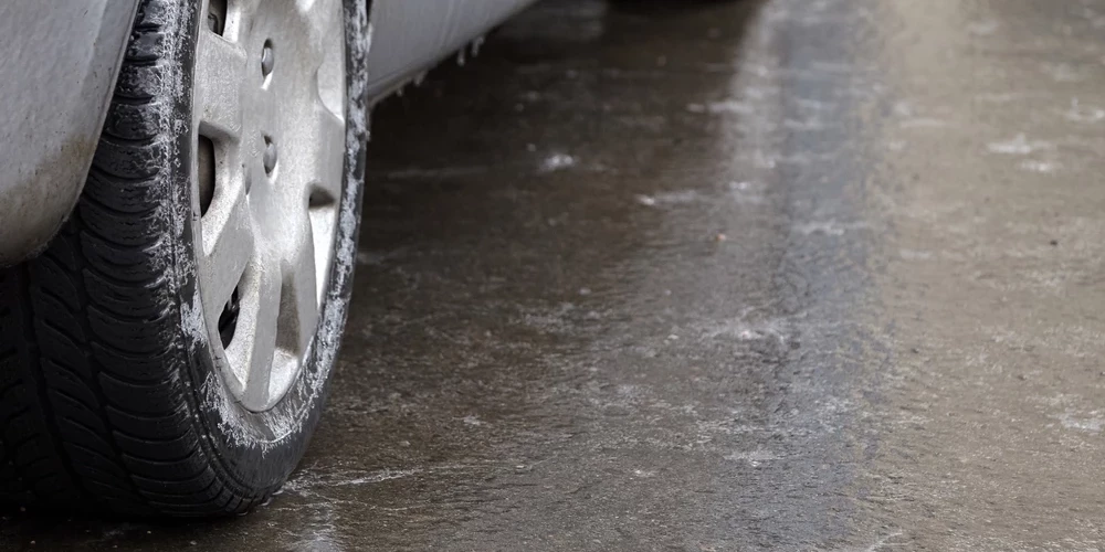 Slidenos ceļa posmus kaisa ar pretslīdes materiāliem.