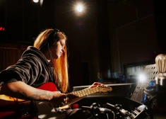 Noklausies - dziedātāja STIRNA izdod dziesmu "Primitīvi"