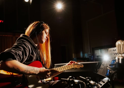 Jaunā dziedātāja STIRNA izdevusi savu trešo singlu "Primitīvi".