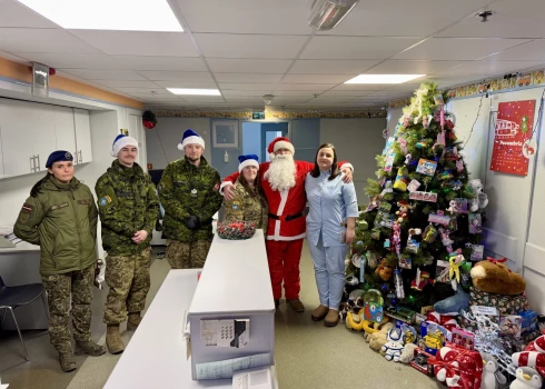 Kanādas bruņotie spēki iepriecina mazos pacientus Daugavpils slimnīcā.