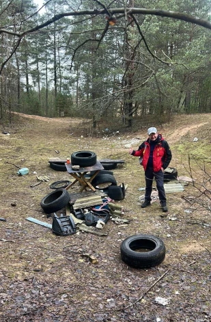 Rīgas domnieks Dainis Locis sašutis par piesārņojumu Garkalnes mežā.