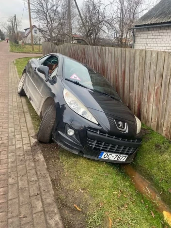 Ventspilī kāds piedzēries automehāniķis no savas darba vietas nozaga tur remontā atstātu auto, ar tu iebrauca grāvī, kur arī spēkratu pameta.