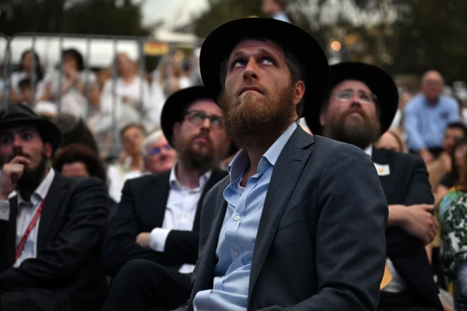 Cilvēki apmeklē pasākumu veltītu slaktiņā gājušo upuru piemiņai.