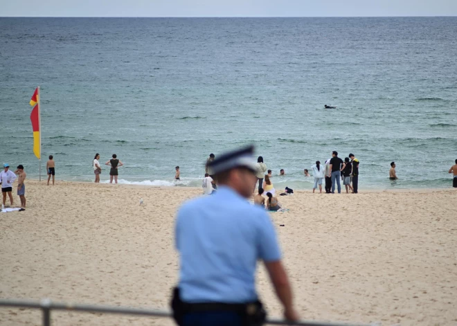 "Aizdomās turētais šāvējs kopā ar tēvu trenējās pirms uzbrukuma Bondi pludmalē," ziņo Austrālijas policija