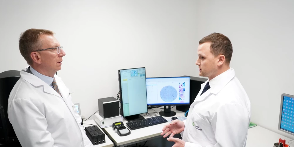 Президент Эдгар Ринкевич (слева) во время визита в лабораторию.