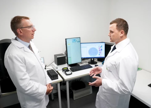 Президент Эдгар Ринкевич (слева) во время визита в лабораторию.