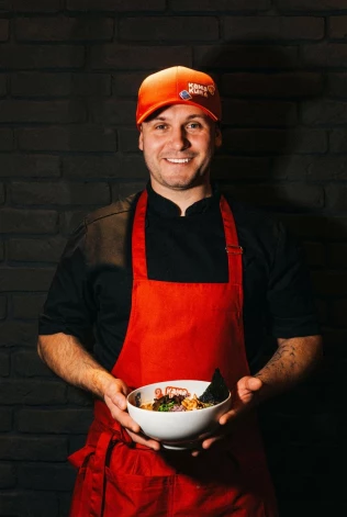 Шеф Пётр Гудзоватый - обладатель чёрного пояса Kuro-Obi Dan по суши-мастерству, с опытом работы в топовых японских ресторанах по всему миру.