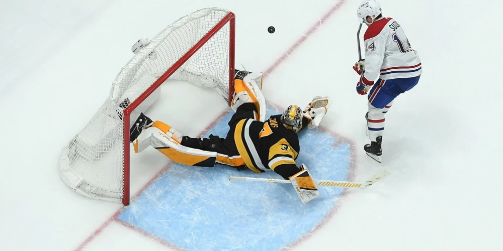 Артур Шилов отражает бросок монреальцев.