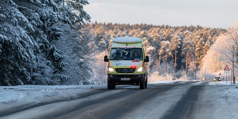 При угрозе жизни — например, при внезапной боли в груди, тяжелой травме или потере сознания — необходимо немедленно связаться со Службой неотложной медицинской помощи по телефону 113 или по единому номеру экстренных служб 112.