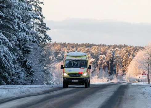 При угрозе жизни — например, при внезапной боли в груди, тяжелой травме или потере сознания — необходимо немедленно связаться со Службой неотложной медицинской помощи по телефону 113 или по единому номеру экстренных служб 112.