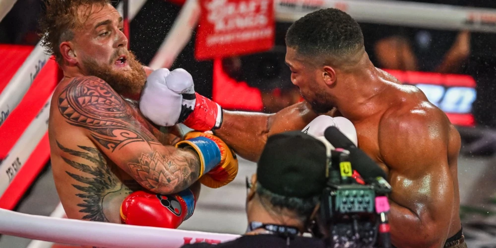 Entonijs Džošua dod pēdējo triecienu Džeikam Polam. 