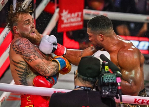 Entonijs Džošua dod pēdējo triecienu Džeikam Polam. 