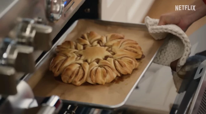 Meganas kanēļa pīrāgs sniegpārsliņas formā.