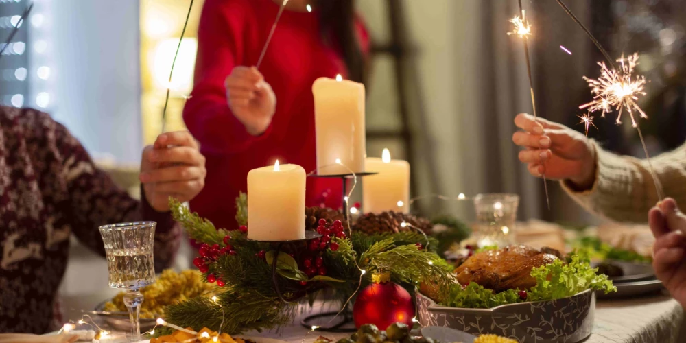 Самые богатые праздничные столы в этом году будут в Литве, поскольку 10% жителей страны планируют потратить на угощение более 200 евро, тогда как в Латвии такую сумму запланировали 5%.