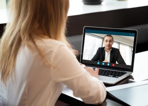 Šobrīd valstsvīrus un sievas augstos amatos konsultē trīs iepirkumā piesaistītie kouči. Līdz 19.12.2025. par sniegtajiem pakalpojumiem samaksāti 23 660,04 eiro (bez PVN). (Foto: Shutterstock)