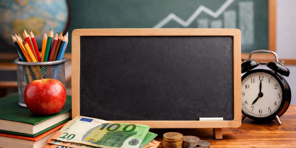 Зарплаты учителей в 2026 году заморозят, но с 2027-го обещают рост.