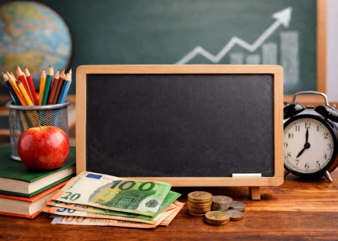 Зарплаты учителей в 2026 году заморозят, но с 2027-го обещают рост.