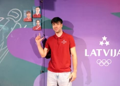 FOTO: Latvijas Olimpiskajā komitejā svinīgi atklāta Milānas-Kortīnas 2026 Olimpiešu siena, ko rotā deviņu sportistu attēli