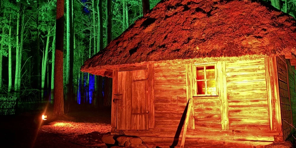 Ziemas saulgriežu Gaismas taka Brīvdabas muzejā.