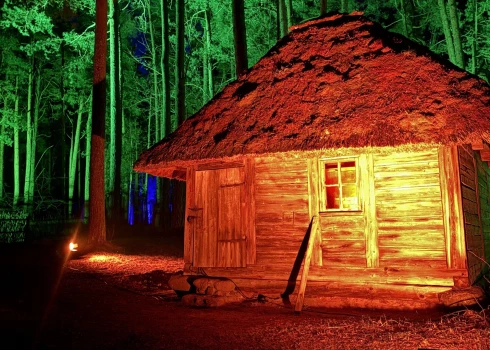 Ziemas saulgriežu Gaismas taka Brīvdabas muzejā.