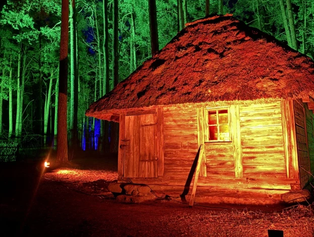 Ziemas saulgriežu Gaismas taka Brīvdabas muzejā.