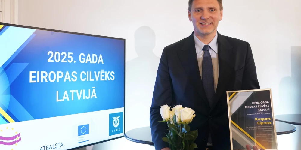 Latvijas Basketbola savienības ģenerālsekretārs Kaspars Cipruss ar saņemto "2025. Gada Eiropas cilvēks Latvijā" titulu apbalvošanas pasākuma laikā.