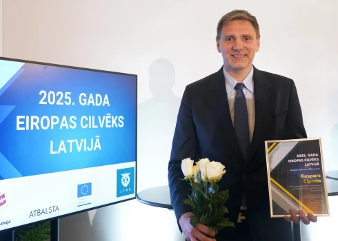 Latvijas Basketbola savienības ģenerālsekretārs Kaspars Cipruss ar saņemto "2025. Gada Eiropas cilvēks Latvijā" titulu apbalvošanas pasākuma laikā.