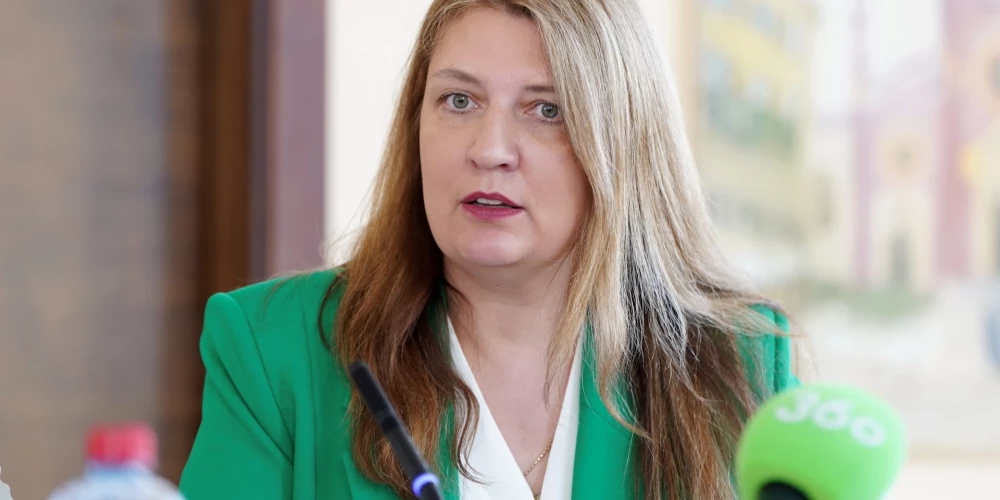 Latvijas Izglītības un zinātnes darbinieku arodbiedrības priekšsēdētāja Inga Vanaga piedalās preses konferencē, kurā aktualizē arodbiedrību lomu demokrātiskā sabiedrībā un atgādina, ka izaugsmes grūtības nevar pārvarēt uz darbinieku interešu rēķina.