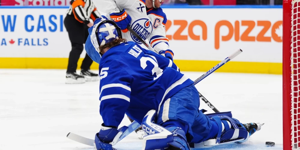 Konors Makdeivids sarūgtina Toronto "Maple Leafs" zviedru vārtuvīru Denisu Hildebiju