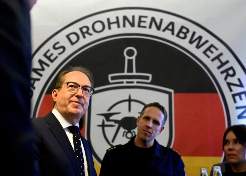 Vācijas iekšlietu ministrs Aleksandrs Dobrints apmeklē Apvienotā dronu aizsardzības centra atklāšanu (foto: Scanpix / Reuters)