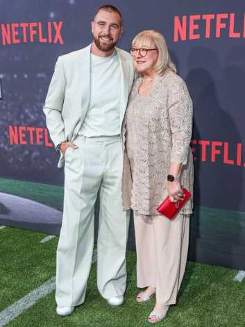 Treviss Kelsijs ar savu mammu Donnu Kelsiju.