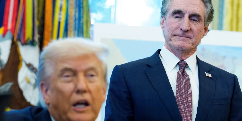 ASV prezidents Donalds Tramps un iekšlietu ministrs Dags Burgums (foto: Scanpix / picture alliance / Consolidated News Photos)