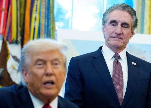 ASV prezidents Donalds Tramps un iekšlietu ministrs Dags Burgums (foto: Scanpix / picture alliance / Consolidated News Photos)