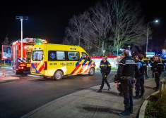 Automašīna Nīderlandē ietriecas ikgadējās Ziemassvētku parādes dalībnieku pūlī