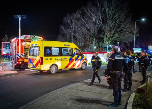Policija un mediķi traģēdijas vietā Nunspētā (foto: Scanpix / EPA)