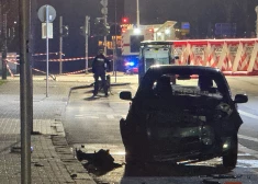 Vācijā automašīna uzbrauc cilvēkiem autobusu pieturā