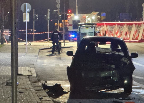 Kāda azerbaidžāņa vadītā automašīna pēc ietriekšanās autobusu pieturā Vācijas rietumu pilsētā Gīsenē